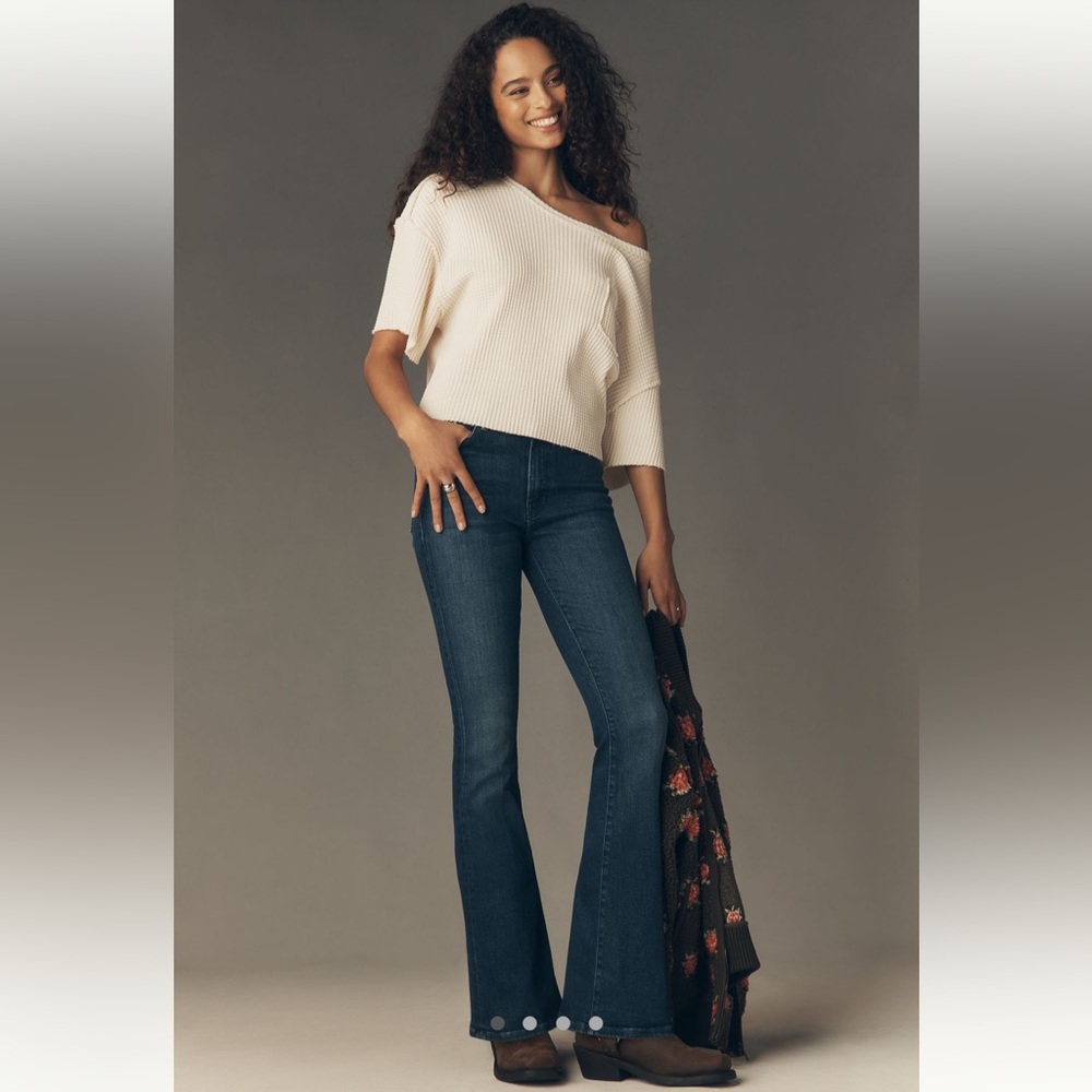 MOTHER The Weekender Mid-Rise Flared Jeans in Nip it in the Buyt